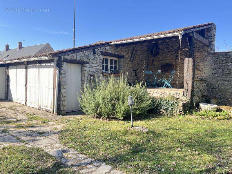 Maison à SAINT-DENIS-DE-L&#039;HOTEL