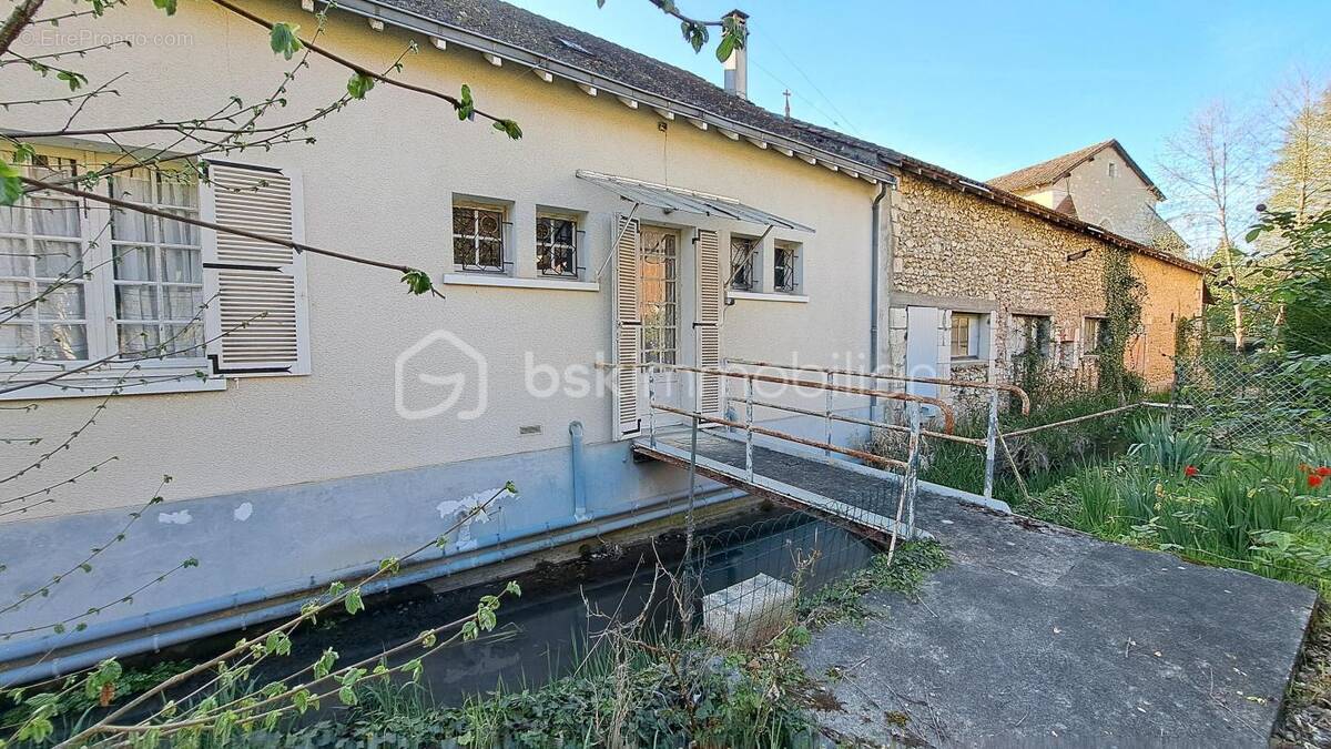 Maison à MANZAC-SUR-VERN