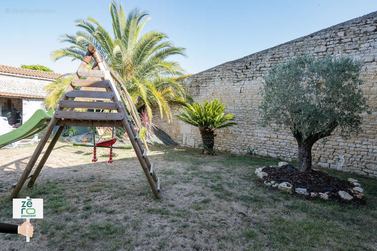 Maison à LES MAGNILS-REIGNIERS