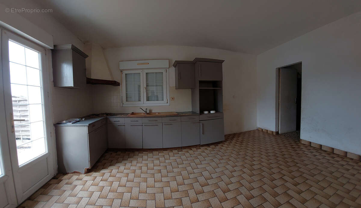 Maison à SAINT-JULIEN-DE-VOUVANTES