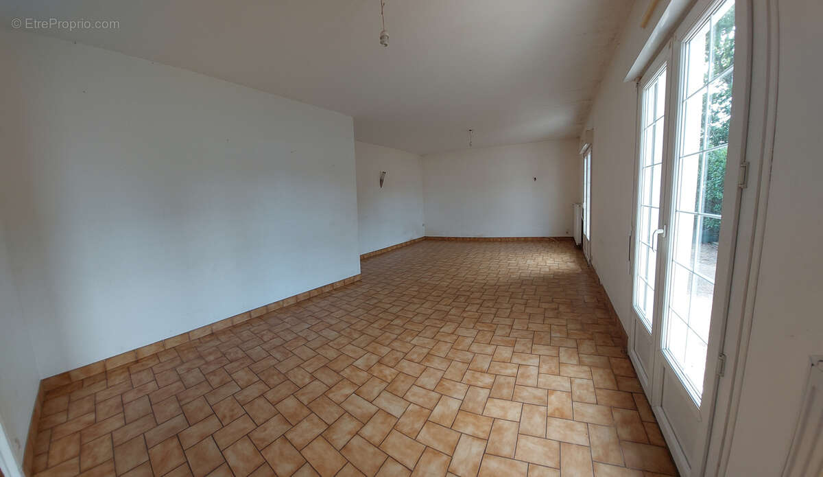 Maison à SAINT-JULIEN-DE-VOUVANTES