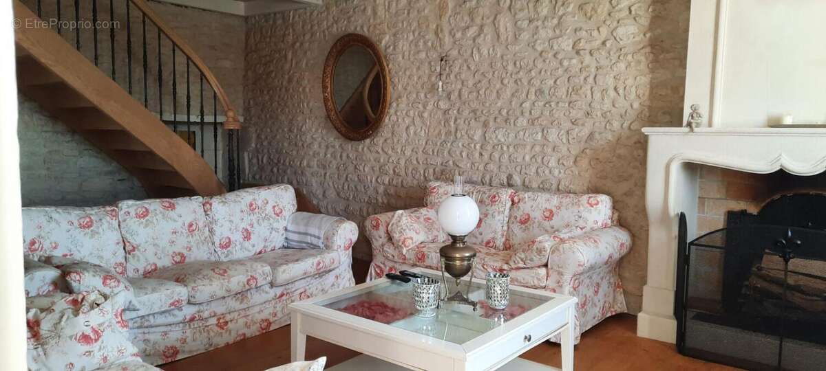 Maison à NIEUL-LE-VIROUIL