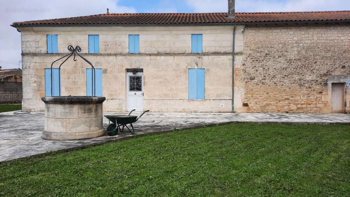 Maison à NIEUL-LE-VIROUIL