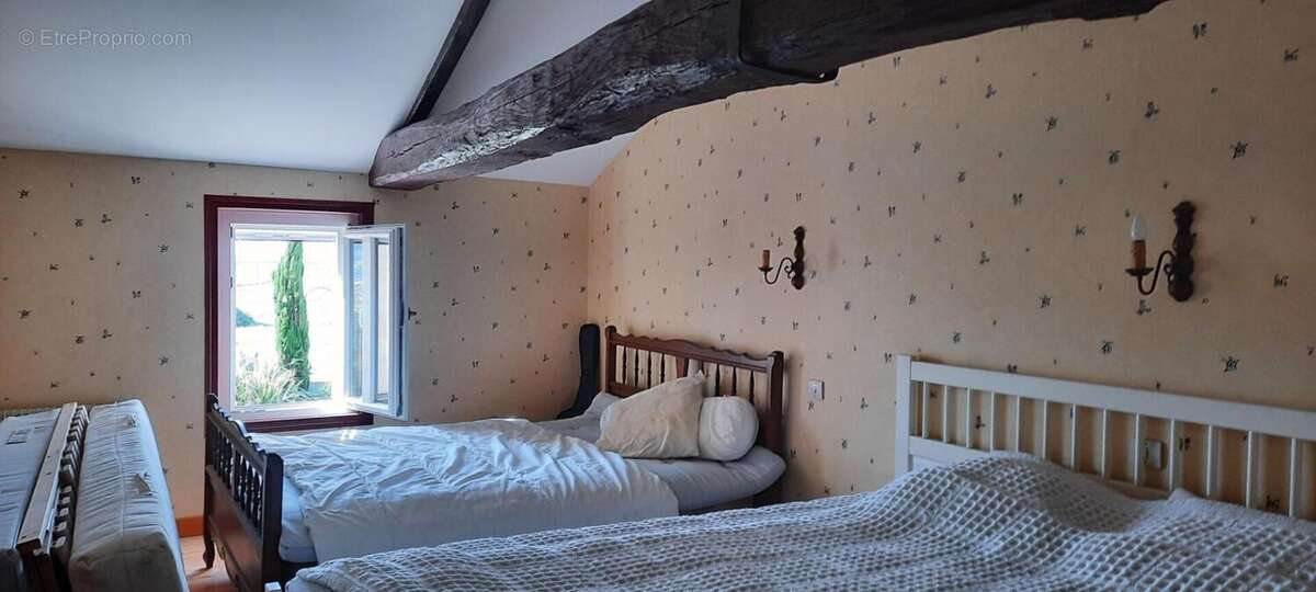 Maison à NIEUL-LE-VIROUIL