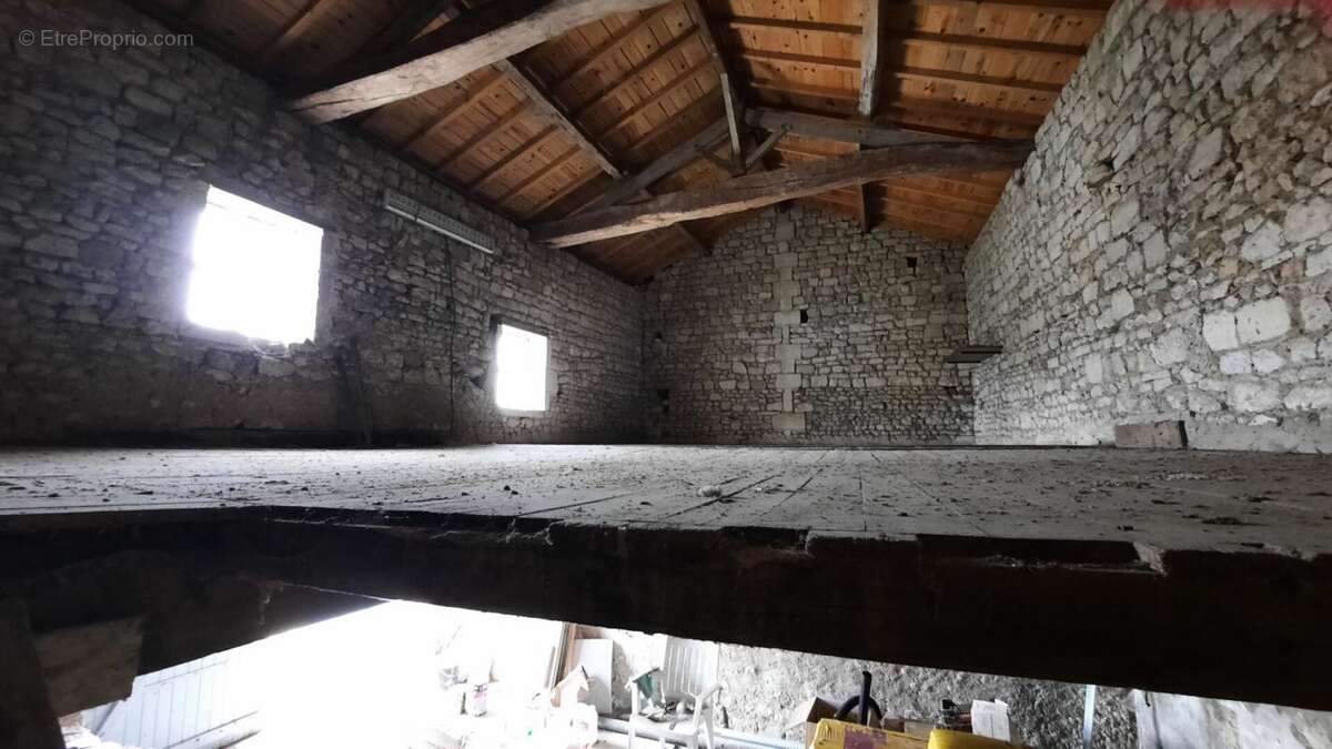 Maison à NIEUL-LE-VIROUIL