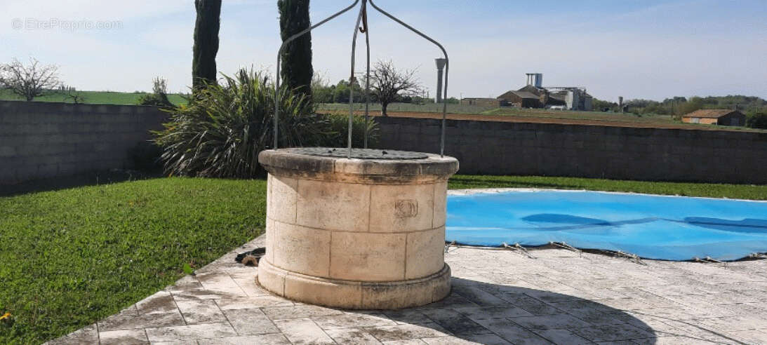 Maison à NIEUL-LE-VIROUIL