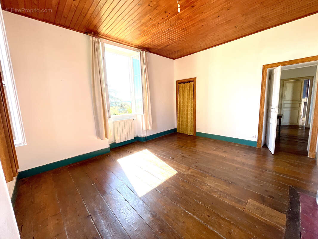 Maison à VIC-FEZENSAC