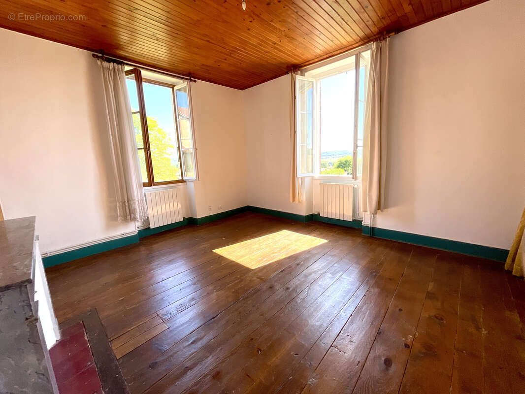 Maison à VIC-FEZENSAC