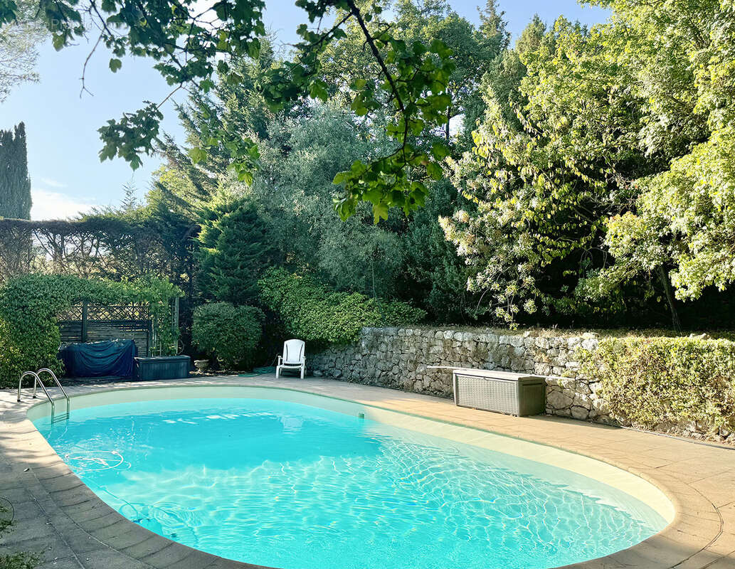 Maison à SAINT-CEZAIRE-SUR-SIAGNE