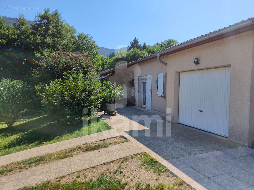 Maison à SAINT-JULIEN-VOCANCE