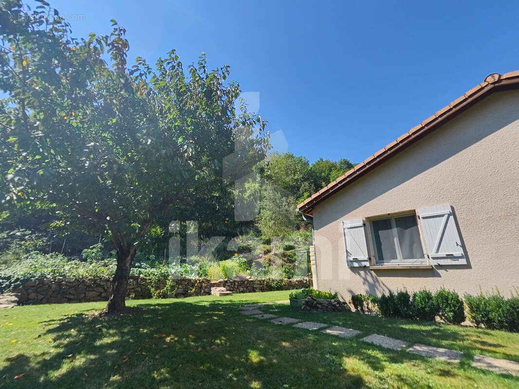 Maison à SAINT-JULIEN-VOCANCE