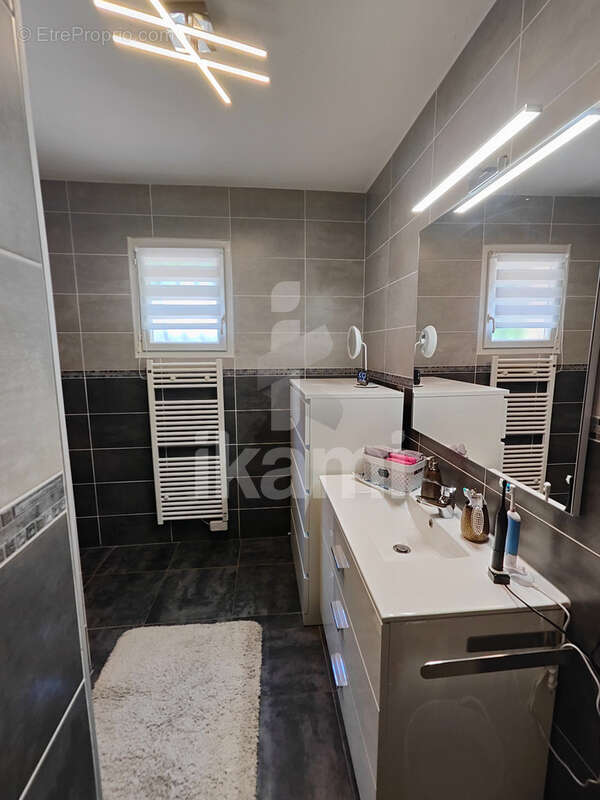 Maison à SAINT-JULIEN-VOCANCE