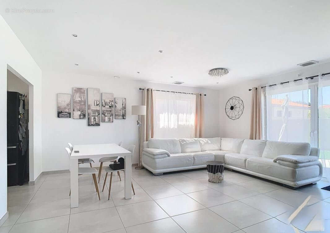 Maison à VILLEMOLAQUE