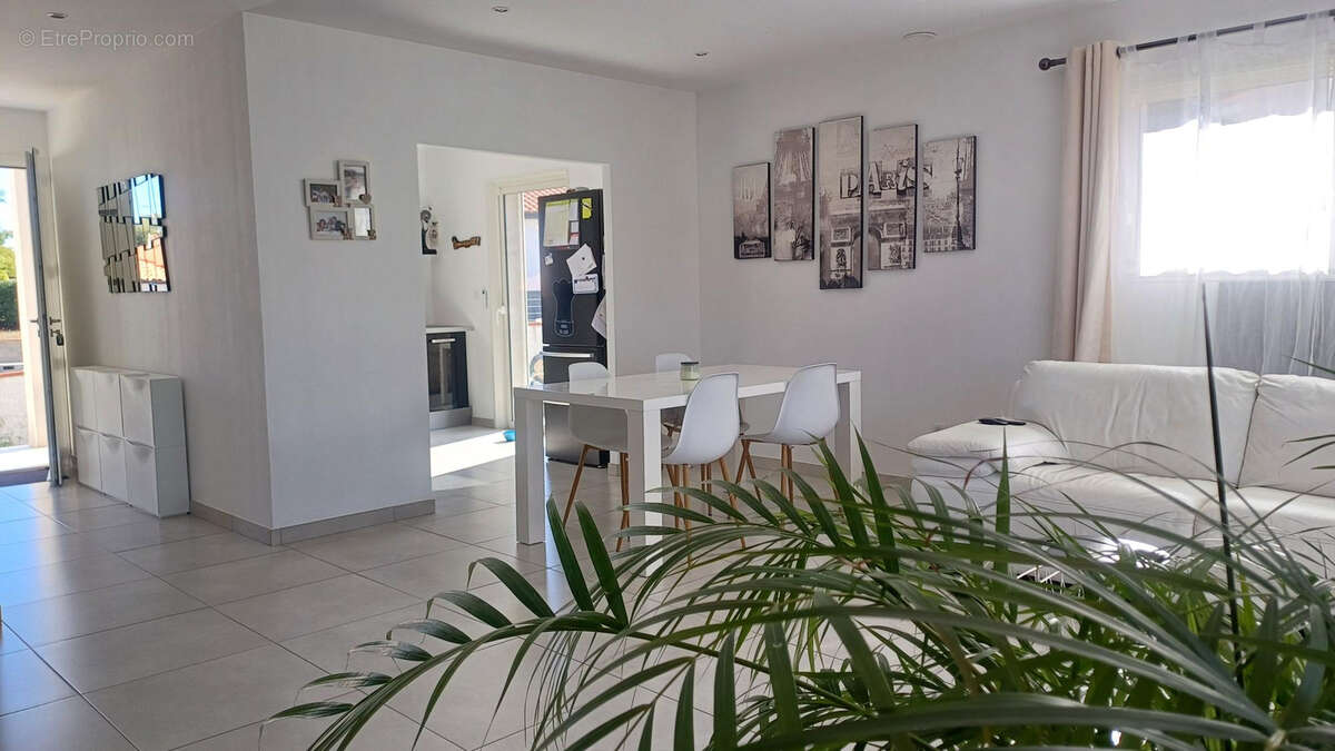 Maison à VILLEMOLAQUE