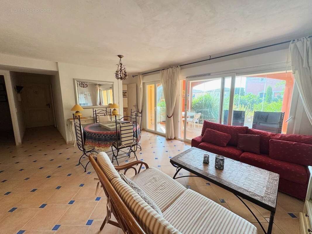 Appartement à ROQUEBRUNE-SUR-ARGENS
