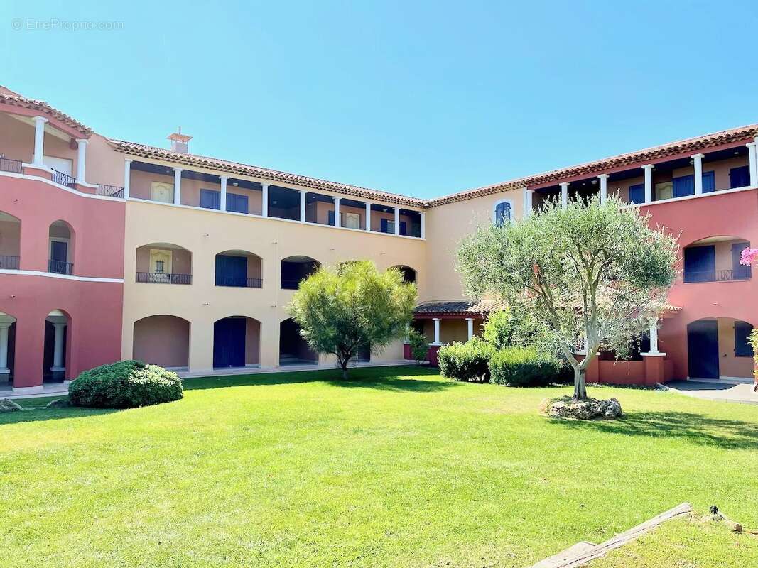 Appartement à ROQUEBRUNE-SUR-ARGENS