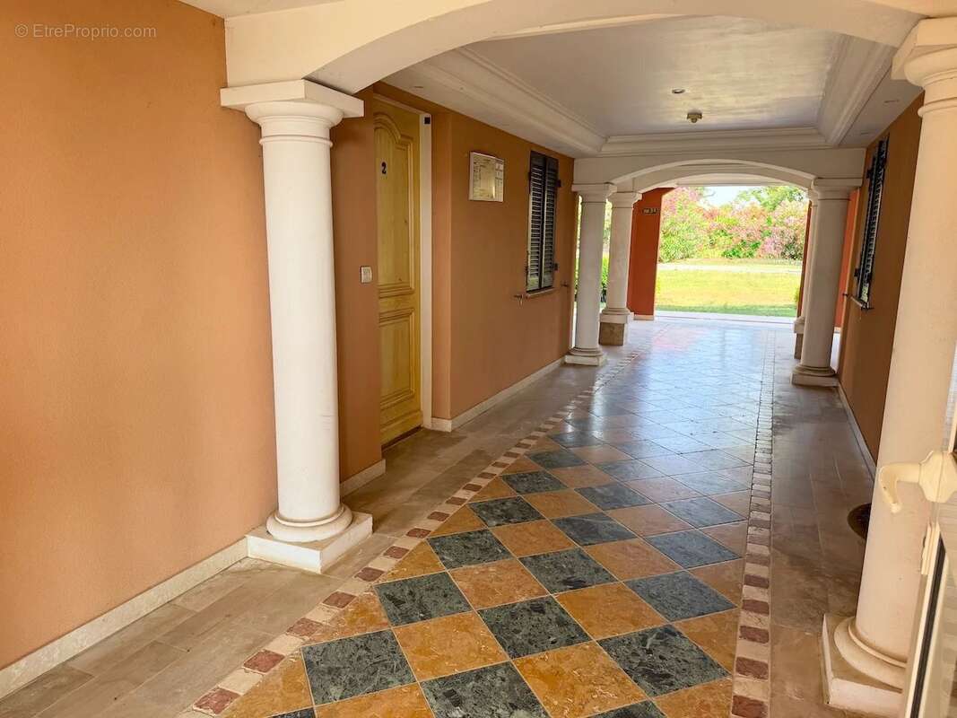 Appartement à ROQUEBRUNE-SUR-ARGENS