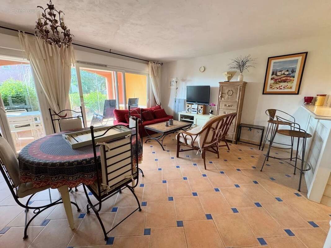 Appartement à ROQUEBRUNE-SUR-ARGENS