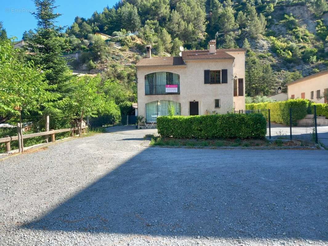 Maison à PUGET-THENIERS