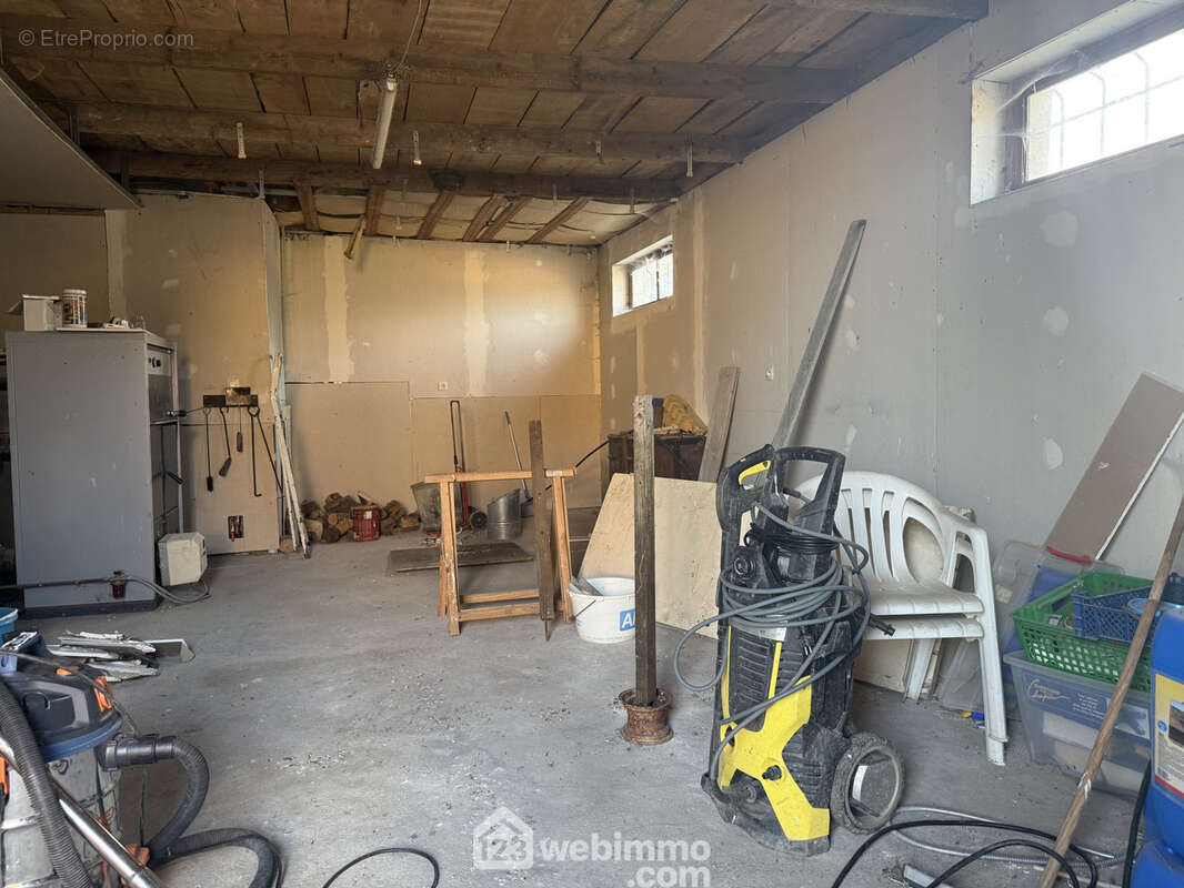 Attenant et accessible par l&#039;extérieur, le garage de 39 m2. - Maison à SAINT-CLAIR