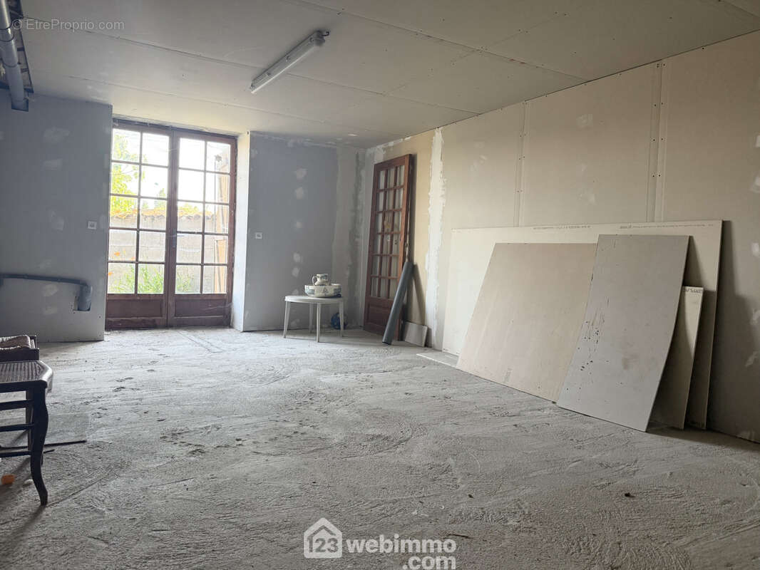 De l&#039;autre côté du salon, une pièce de 25 m2 à aménager selon vos besoins, - Maison à SAINT-CLAIR