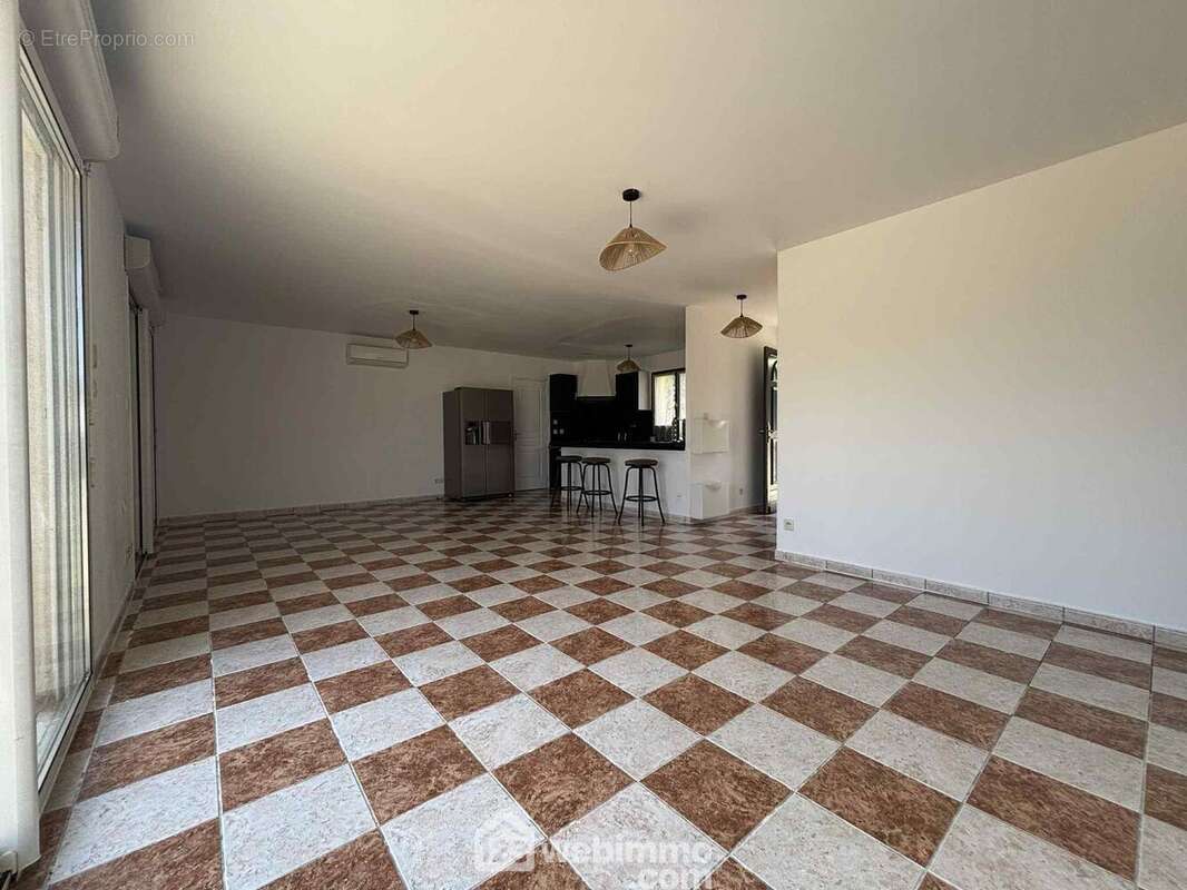 Et avec accès au garage. - Maison à INGRANDES