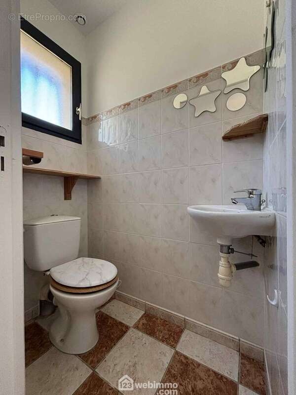 Et WC avec lave-mains, - Maison à INGRANDES