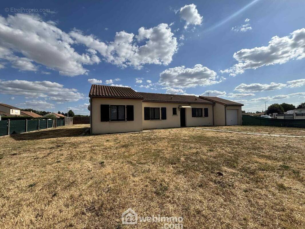 Maison de plain-pied, 97 m2 habitables, - Maison à INGRANDES