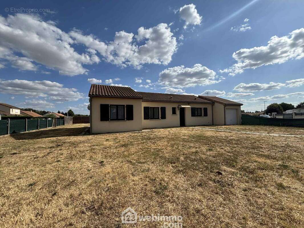 Maison de plain-pied, 97 m2 habitables, - Maison à INGRANDES