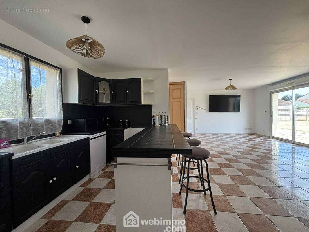 Ouverte sur le séjour, - Maison à INGRANDES