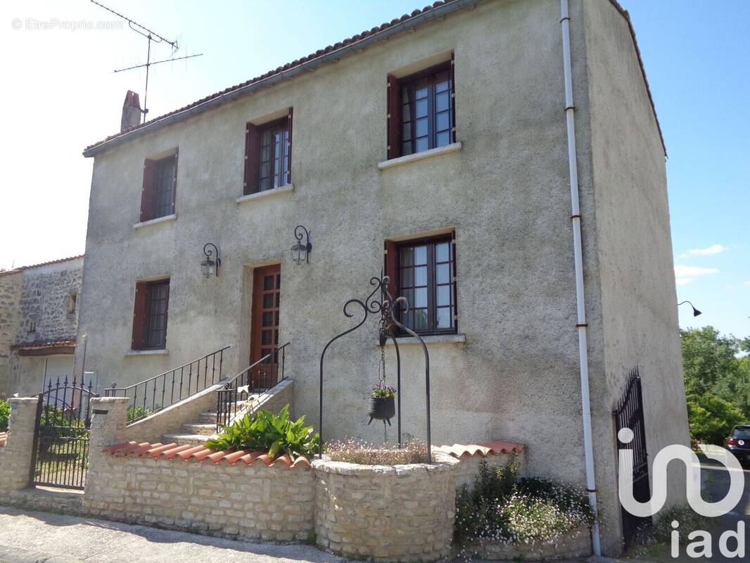 Photo 1 - Maison à BUSSAC-SUR-CHARENTE