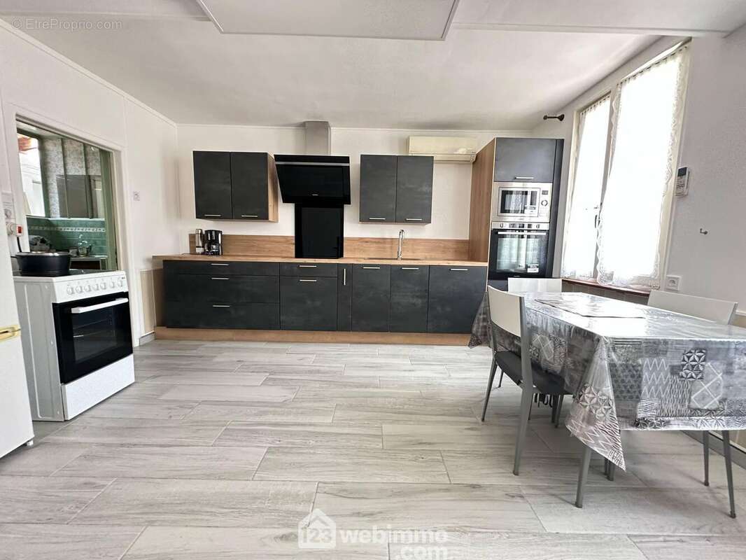 A ses cotés, la cuisine de 18 m² - Maison à CHAMBRY