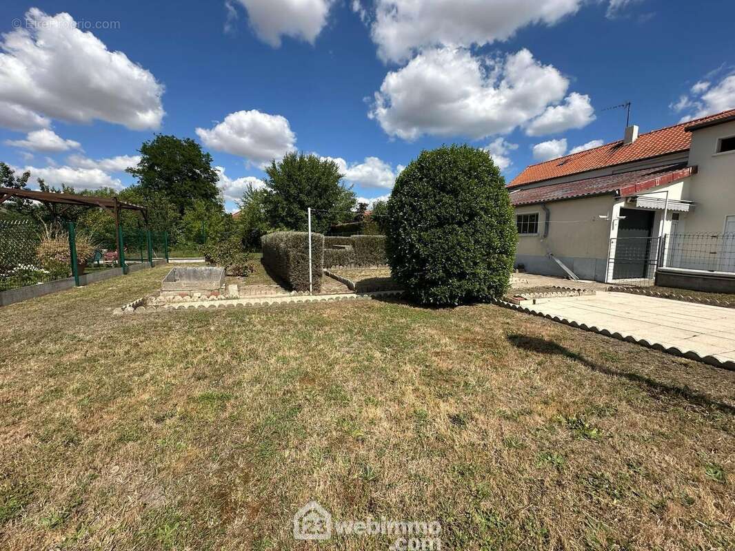 Erigée sur un terrain entièrement clos de 938 m² - Maison à CHAMBRY