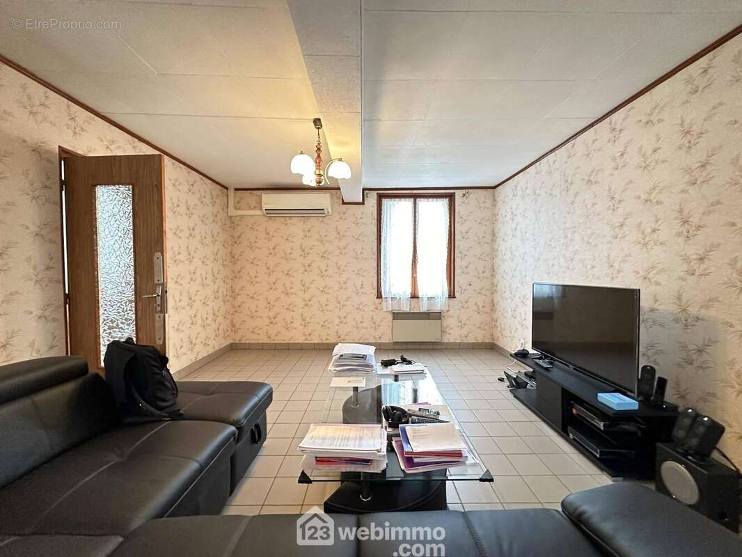 Toutes les fenêtres sont en double vitrage - Maison à CHAMBRY