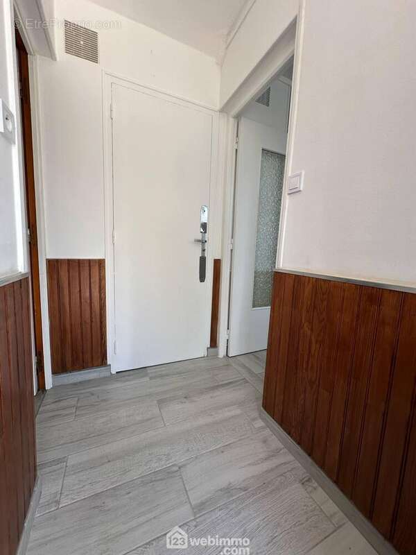 Une vaste entrée avec placard distribue ... - Maison à CHAMBRY