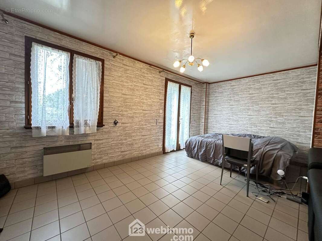 Vous bénéficiez d&#039;un accès sur l&#039;extérieur - Maison à CHAMBRY