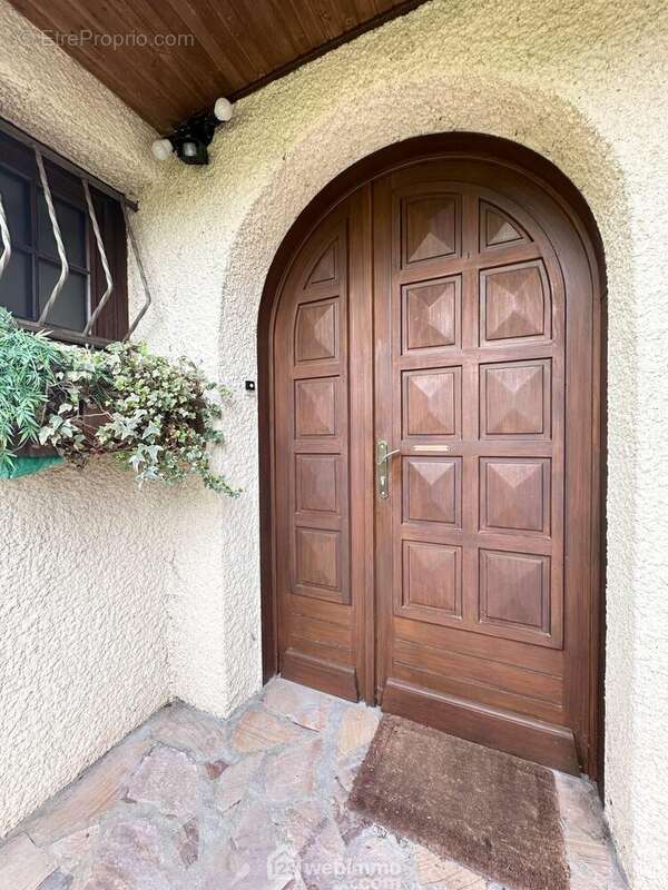 Allons découvrir l&#039;intérieur - Maison à BRUYERES-ET-MONTBERAULT