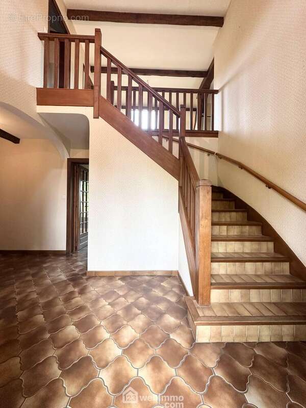 Allons découvrir l&#039;intérieur ... - Maison à BRUYERES-ET-MONTBERAULT