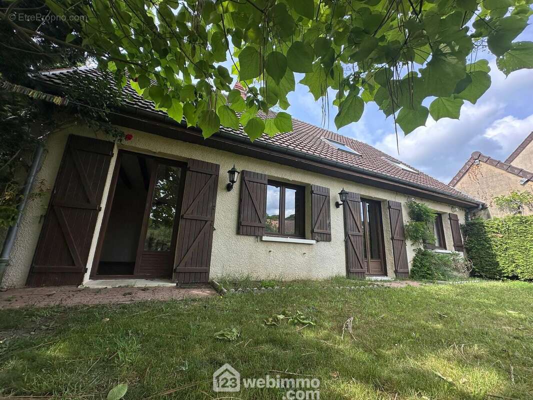 D&#039;une surface habitable de 154 m² - Maison à BRUYERES-ET-MONTBERAULT