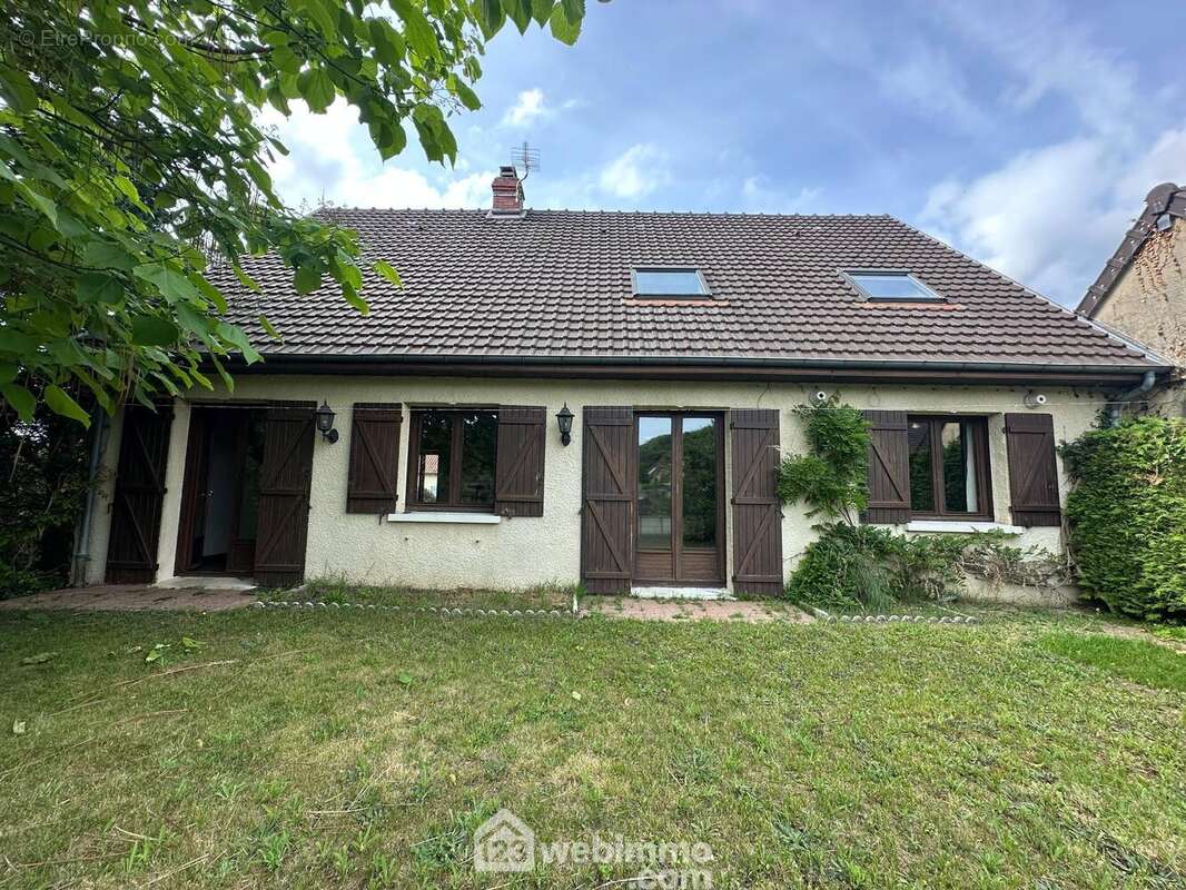 D&#039;une surface habitable de 154 m² - Maison à BRUYERES-ET-MONTBERAULT