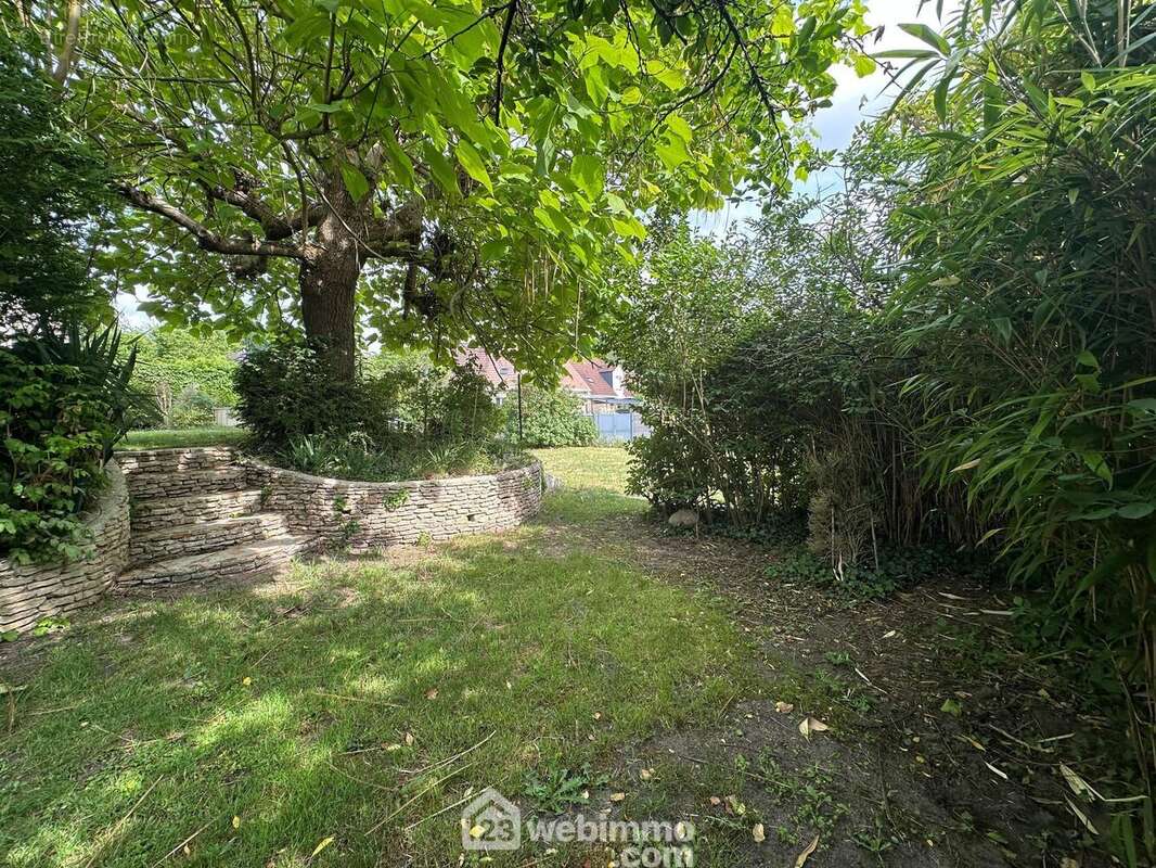 Erigé sur un terrain clos et agréable de 902 m² - Maison à BRUYERES-ET-MONTBERAULT