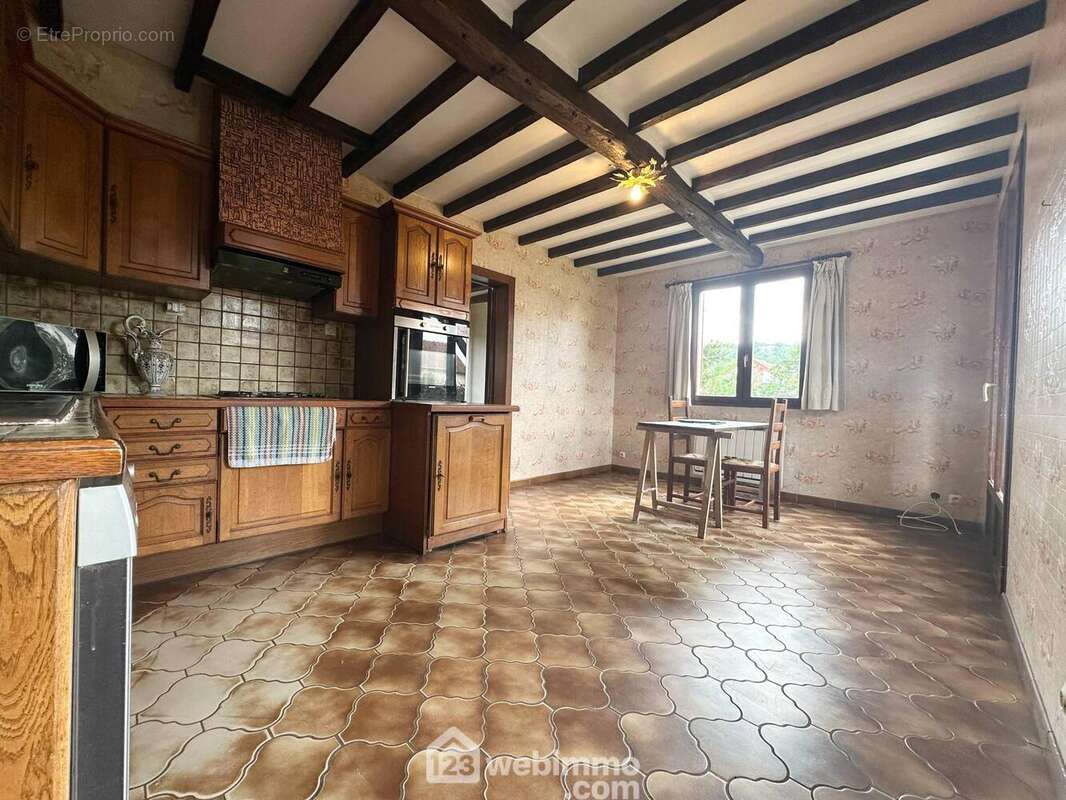 La cuisine spacieuse de 19 m², elle est équipée et fonctionnelle - Maison à BRUYERES-ET-MONTBERAULT