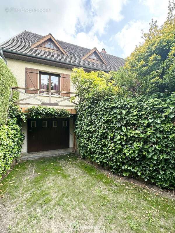 Sur un sous-sol complet de 103 m² - Maison à BRUYERES-ET-MONTBERAULT