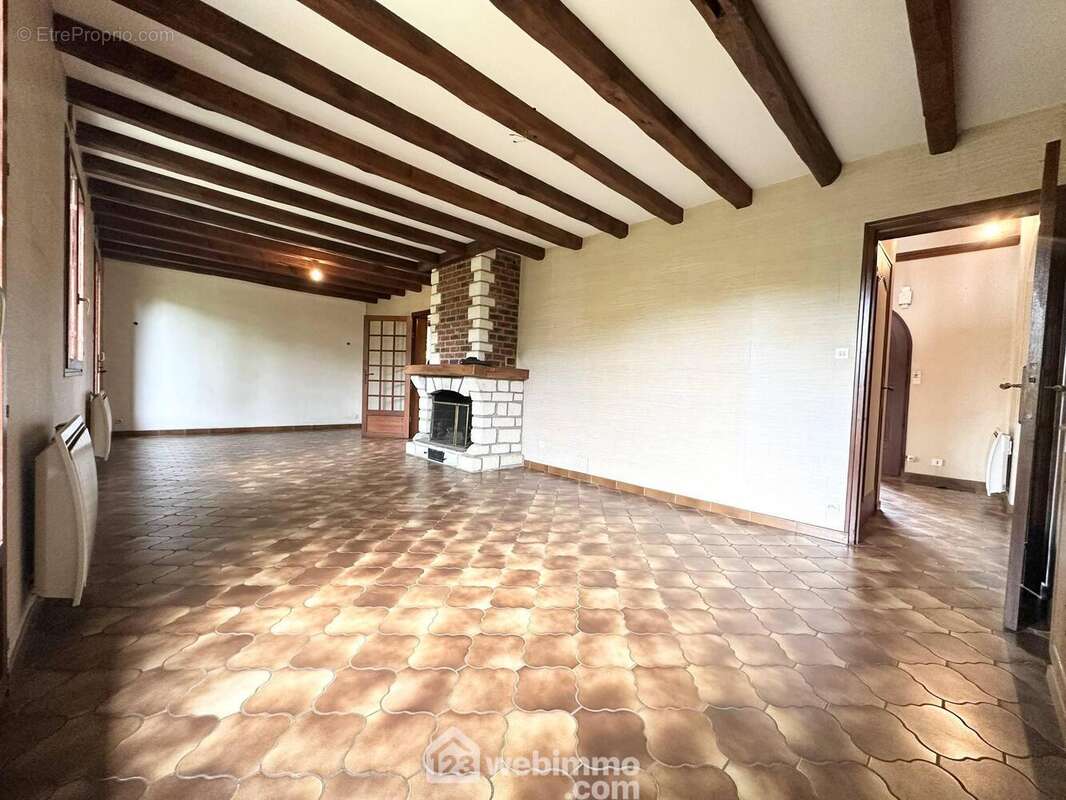 Une belle pièce de vie spacieuse et lumineuse de 32 m² - Maison à BRUYERES-ET-MONTBERAULT