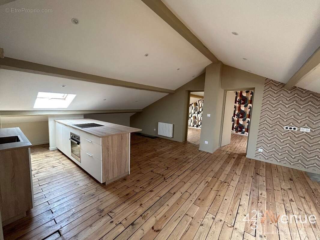 Appartement à ROCHE-LA-MOLIERE