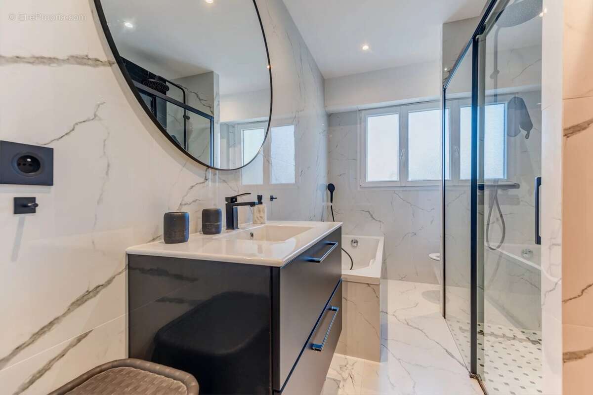 Appartement à SAINT-LAURENT-DU-VAR