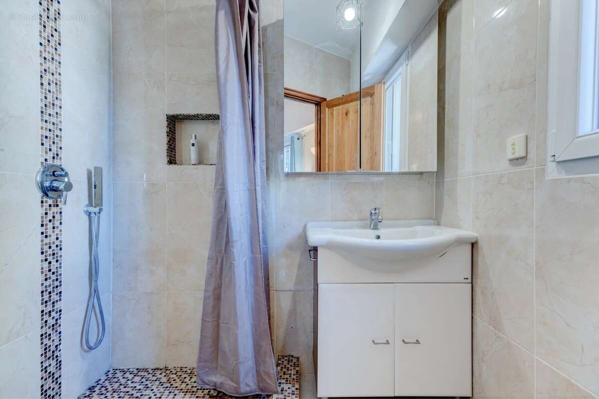 Appartement à SAINT-LAURENT-DU-VAR