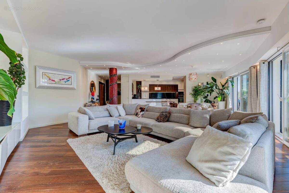 Appartement à SAINT-LAURENT-DU-VAR