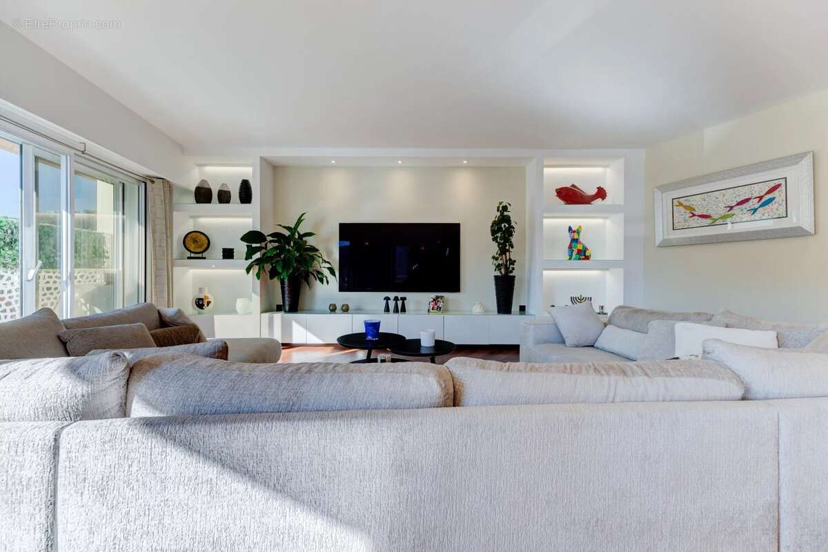 Appartement à SAINT-LAURENT-DU-VAR