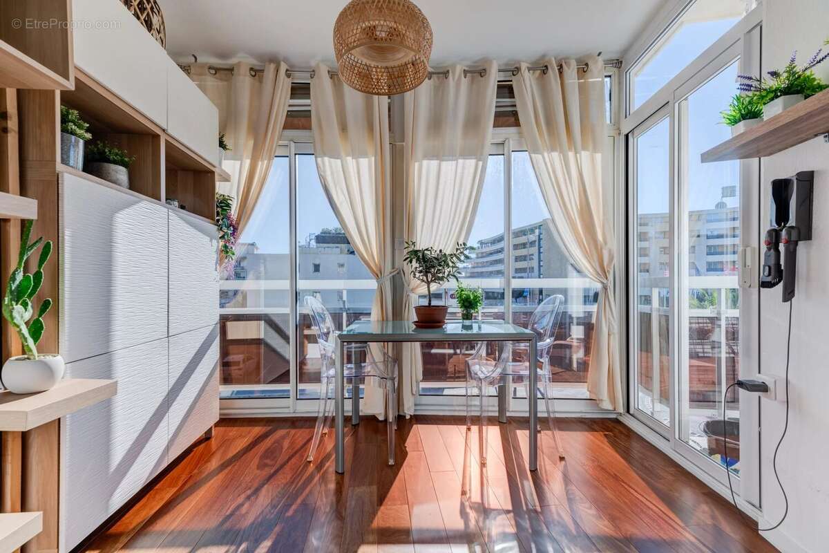 Appartement à SAINT-LAURENT-DU-VAR